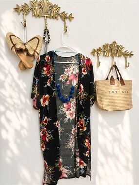 🆕Black Floral summer duster with Pink & Cream Blooms M ptp 21” l 41”